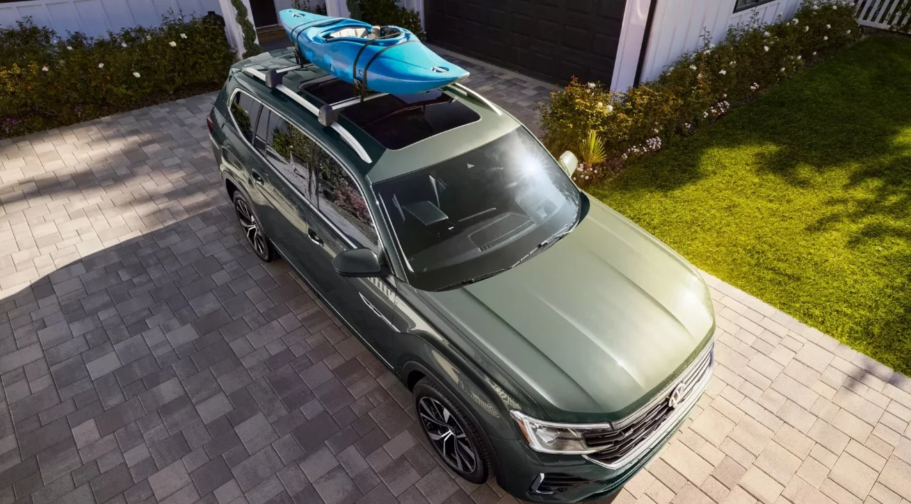 Overhead view of a Volkswagen Atlas with kayaks on the roof rails