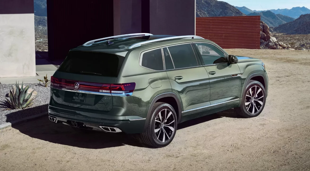 Green Volkswagen Atlas three-row SUV parked outside a modern home - Safford Volkswagen West Richmond