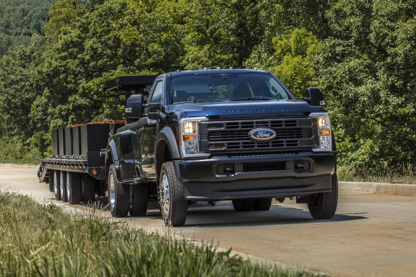 2025 ford f-150 towing a gooseneck trailer