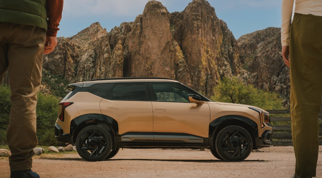 Kia Seltos small SUV parked in front of red rock cliffs - Habberstad Kia